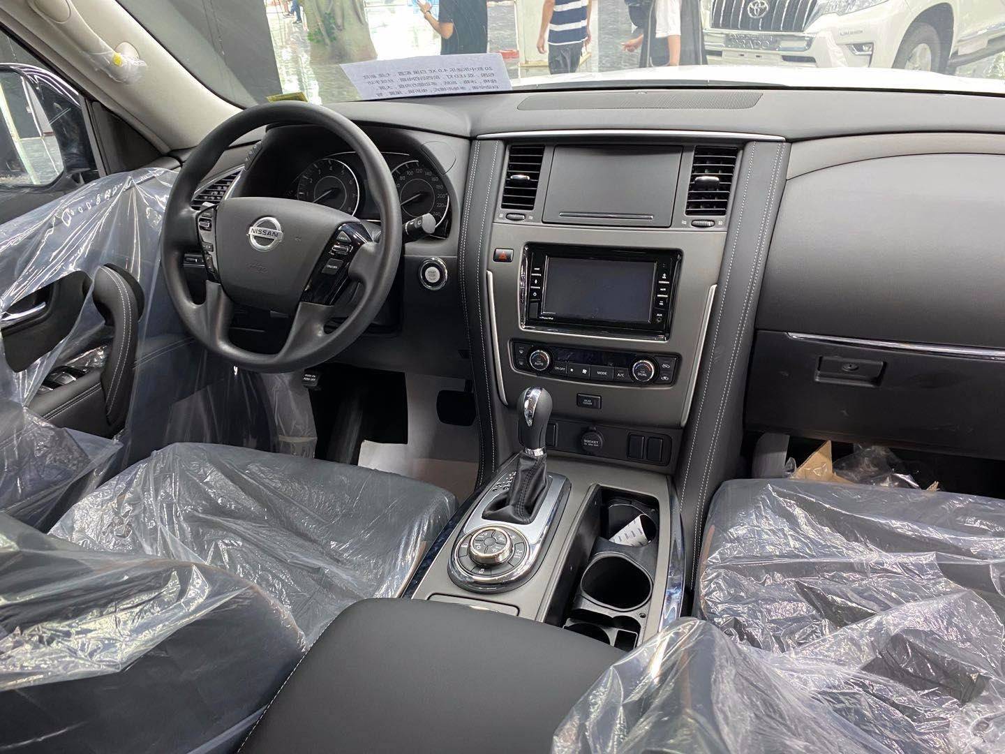 2020款日产尼桑途乐y62采用了豪华轿车习用的四幅风向盘计划,粗细比