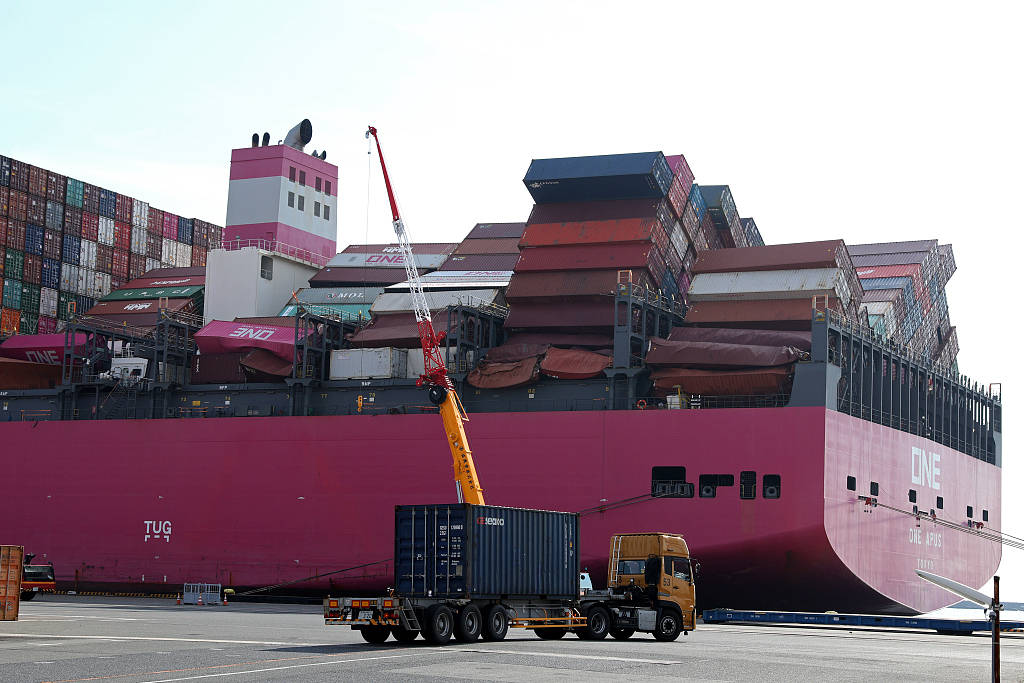 1/ 12 当地时间2020年12月10日,日本神户,oneapus集装箱船发生集装箱
