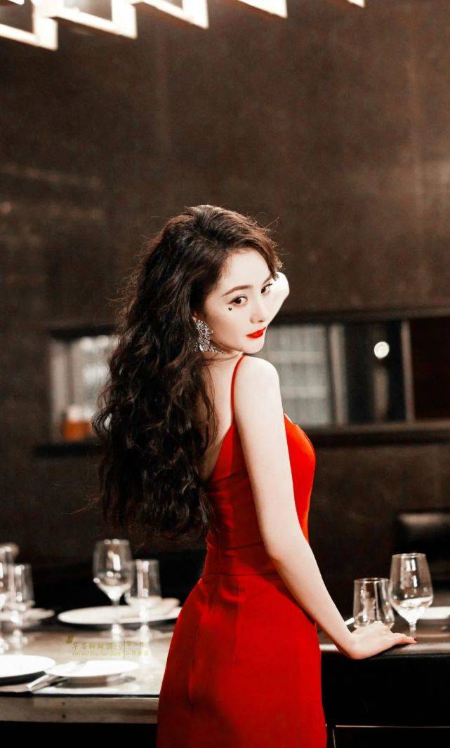 红衣杨幂和吴宣仪一起欣赏下两位女演员的颜值吧