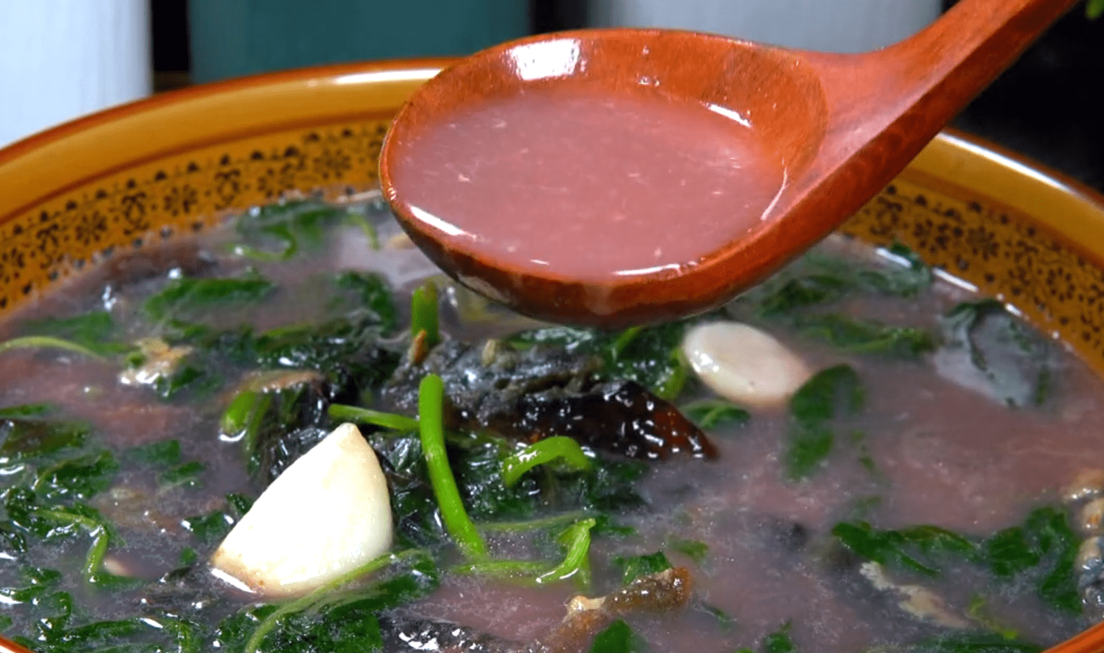 易仔生活皮蛋苋菜汤冬天喝出一身汗太爽了