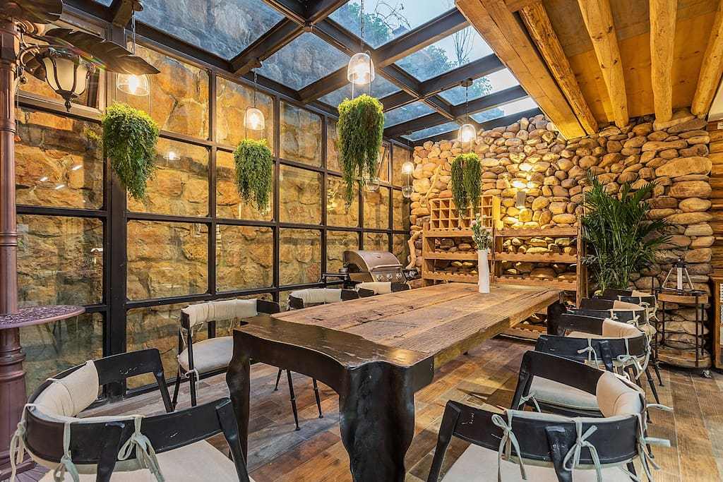 原创民宿房间是木头盒子设计,大床右侧有整面墙壁的玻璃落地窗