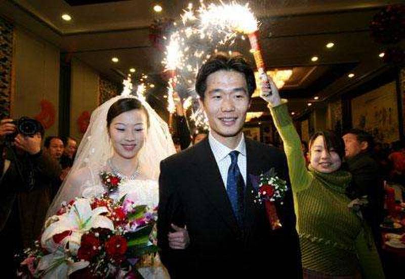 然而在生活之中,李霄鹏也拥有着一个非常幸福的家庭,她的爱妻名叫李媛