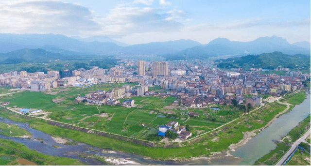 湖南岳阳平江县一个大镇是全国重点镇拥有天岳幕阜山景区