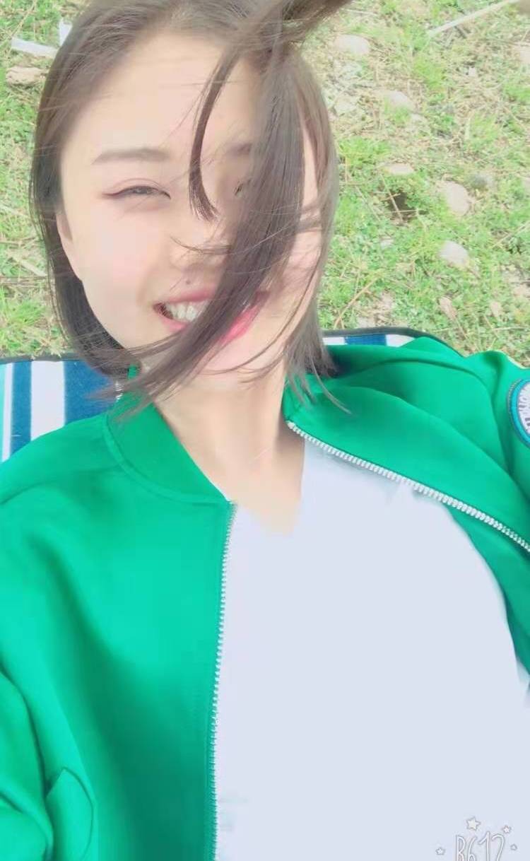 龚翔宇生活照躺在树林中放松身材好颜值高网友有点憨