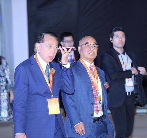 一出场就全灭灯,主持人大喊他父亲是刘銮雄_郑裕彤