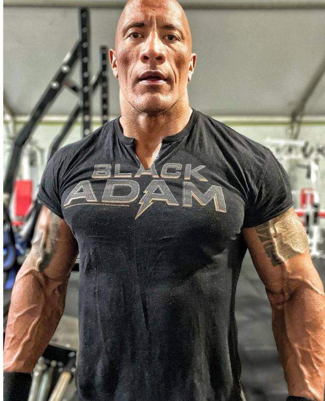 巨石强森新照胸肌瞩目手臂青筋暴起网友一拳能把我脑浆打出来