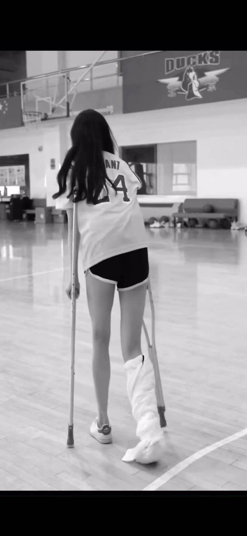 美女看帅哥一个人投篮发起挑战不料美女骨折