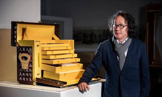 央美老师创作"英文书法",作品卖价千万遭斥责,网友:毫无价值_徐冰