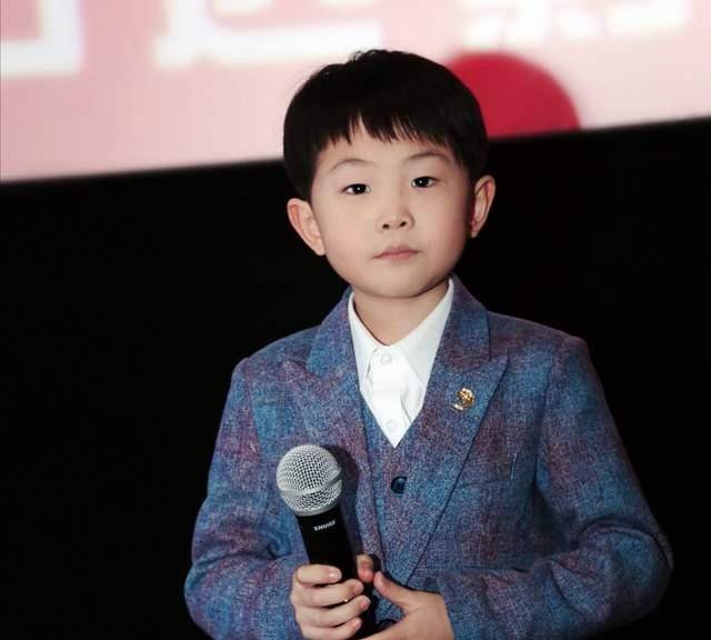 原创5岁上春晚爆红网络靠跳广场舞年挣百万的张峻豪如今咋样了