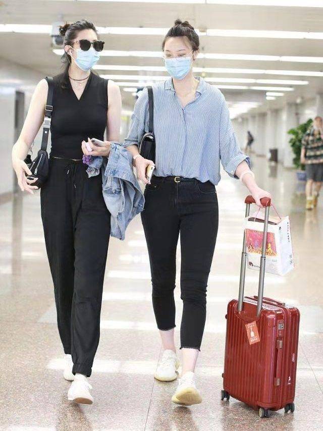 惠若琪和薛明机场照薛明身材更好上围傲挺惠若琪打扮太成熟