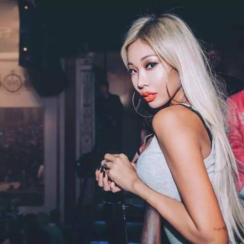 人气女歌手晒新照,脸部变化太大遭网友怒斥,她高情商回应太解气_jessi