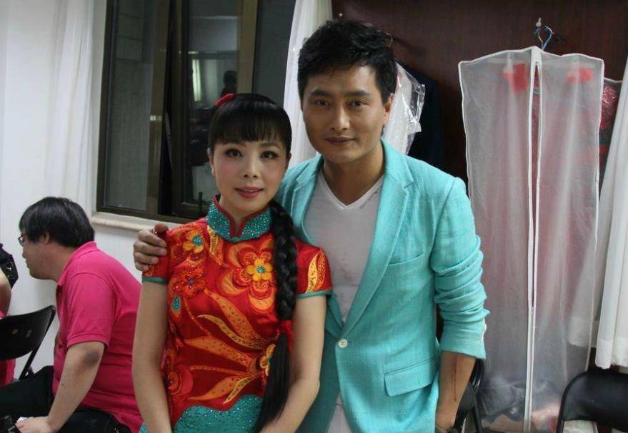 原创她是国家一级演员回老家却毫无架子和丈夫过田园生活