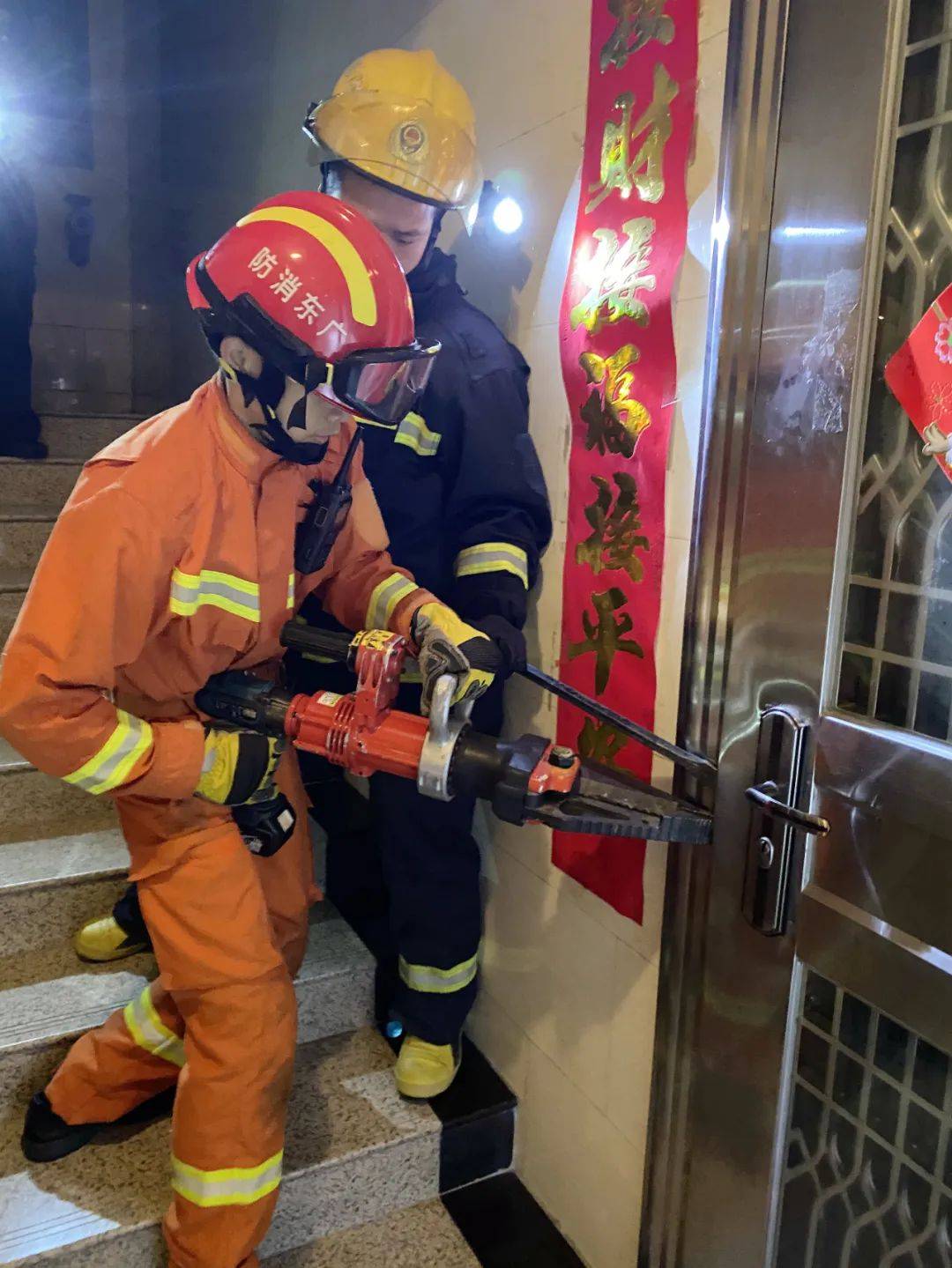 老人中风被困家中,清新消防凌晨破门紧急救援!