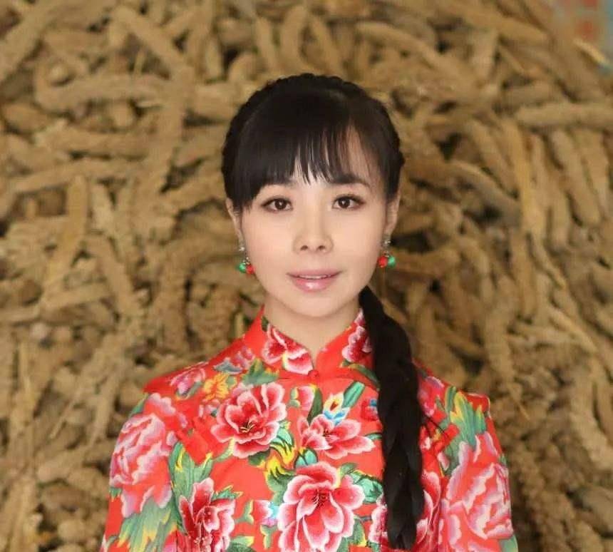 她是国家一级演员,回老家却毫无架子,和丈夫过田园生活