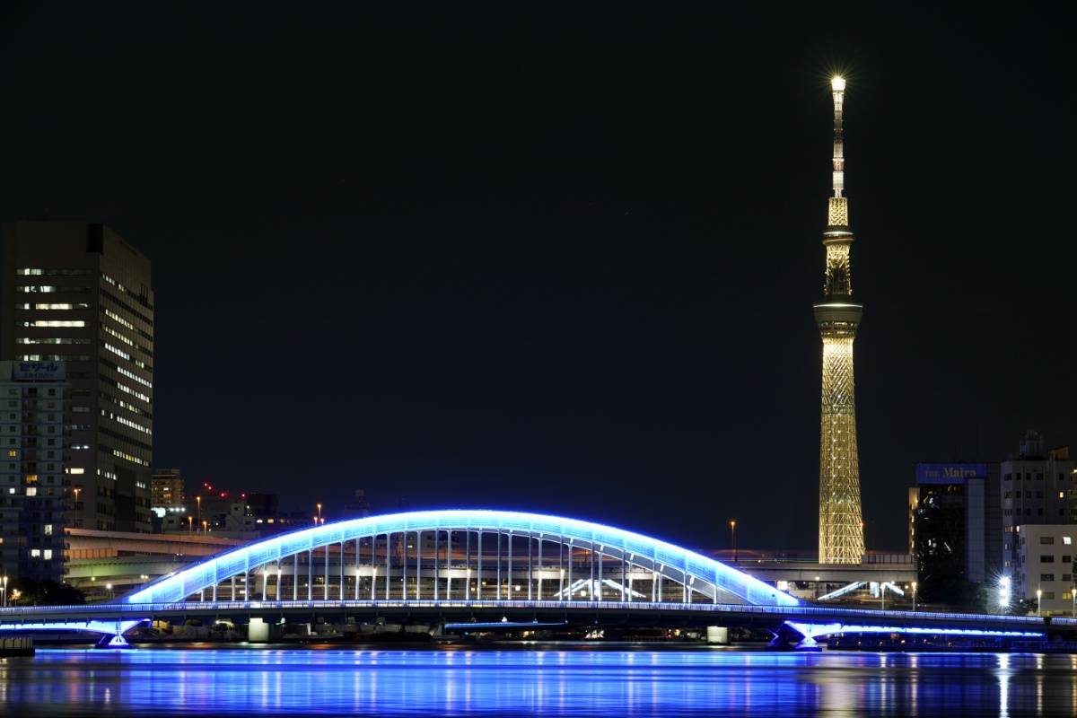 距奥运火炬传递重启100天东京晴空塔点亮樱花金色