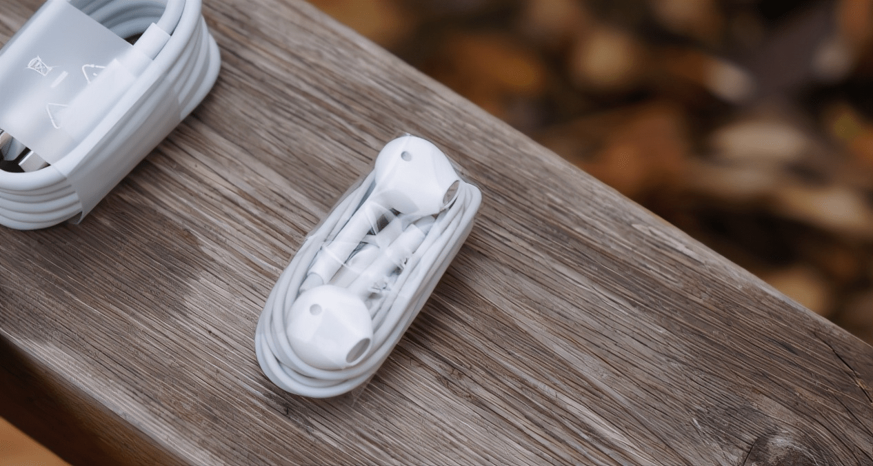 值得一提的是,现在已经有越来越多的手机取消附赠耳机了,但是vivo s7e