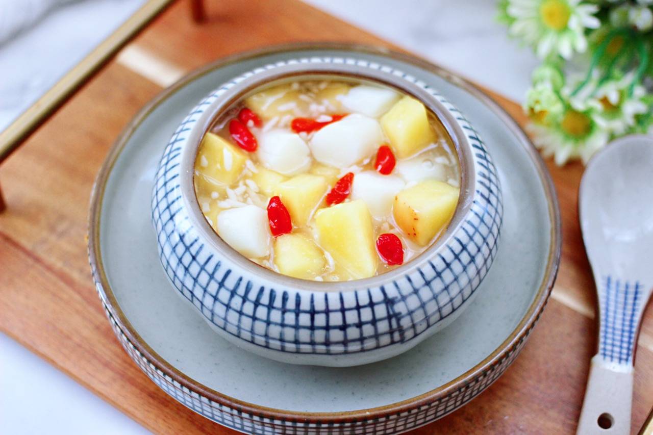 13,这样一个特简答,汤汁清澈可口,营养丰富的山药酒酿苹果就做好了,甘