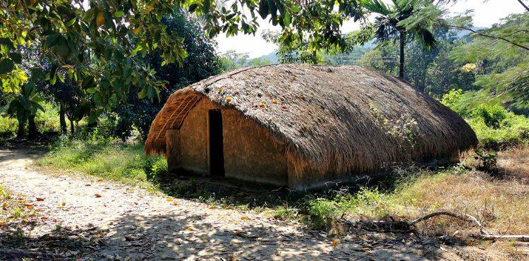 海南游参观白查村船形屋