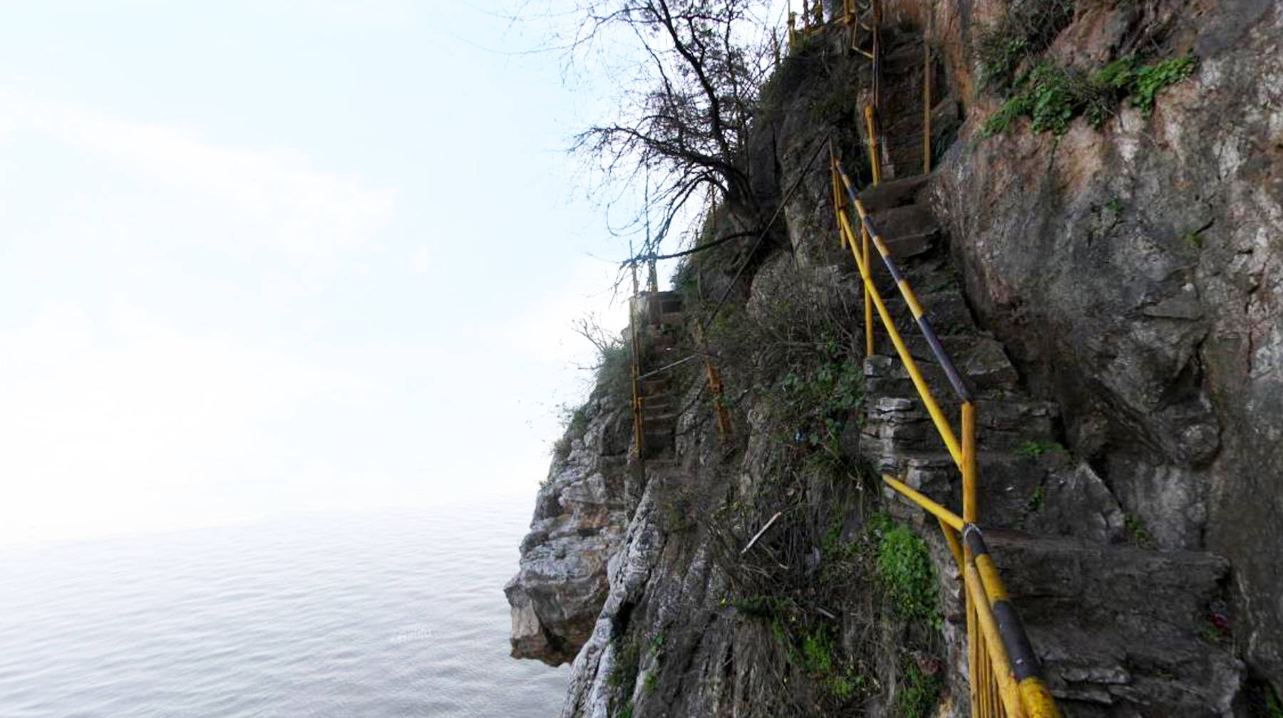 长江黄石段有座险峻山峰:临江绝壁上开凿古洞窟,下面还有垂钓台