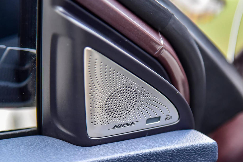 使用也带来不错的质感,此外,平底式多功能方向盘,红色super sport按键