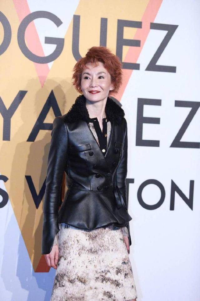 张曼玉奔六年纪也"叛逆",烫红发配皮衣,个性张扬又不羁_手机搜狐网