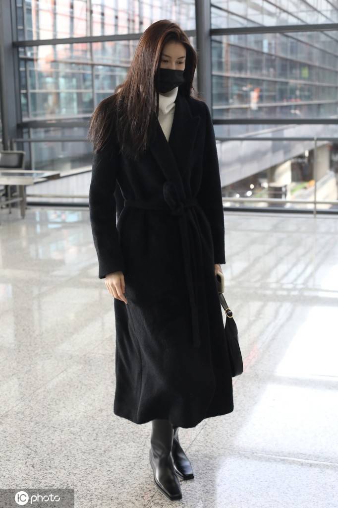 何穗上海虹桥机场出发 一身黑色大衣身形修长