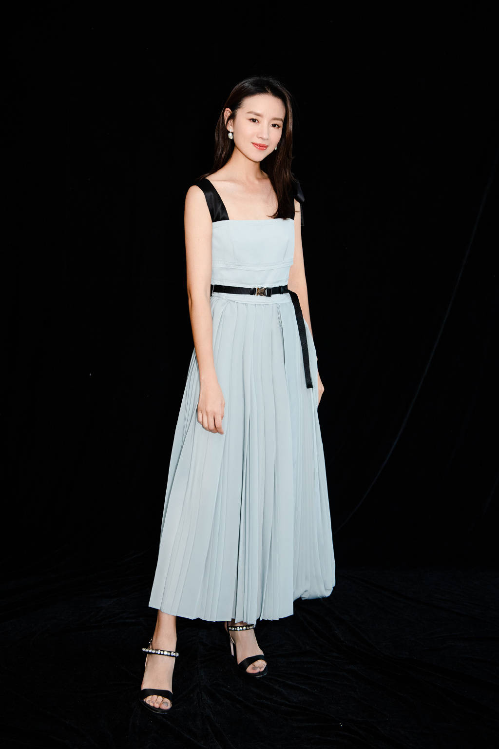 董洁"得罪"造型师了吧?红裙红袜从头土到脚,好在气质撑得住