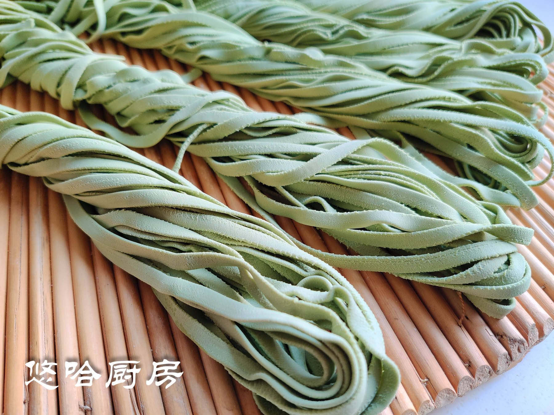 8,现吃的鲜面条直接放在盖垫上,冬季天干物燥,可以在上面盖一块棉布