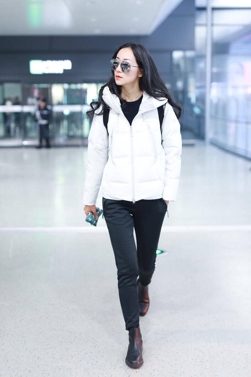 原创韩雪不愧是气质女神穿白色羽绒服配紧身裤保暖舒适简约低调