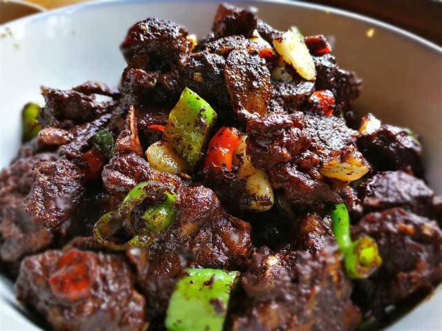 巧湘厨大厨教你做爆炒血鸭,味道正宗好滋味!_铁锅