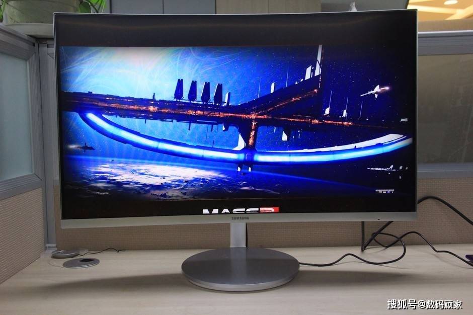 原创三星曲面显示器,给你被宏大画面紧紧包围的震撼感受!