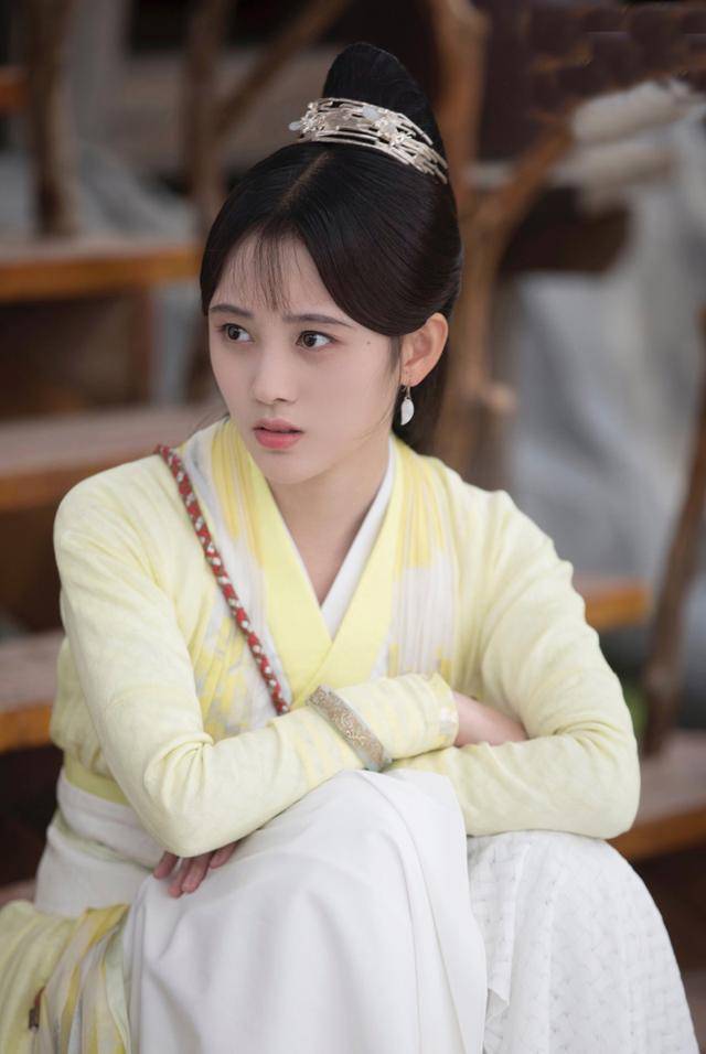 许佳琪近照,这么漂亮,大长腿气场完全不输超模,看着心动不已_芸汐