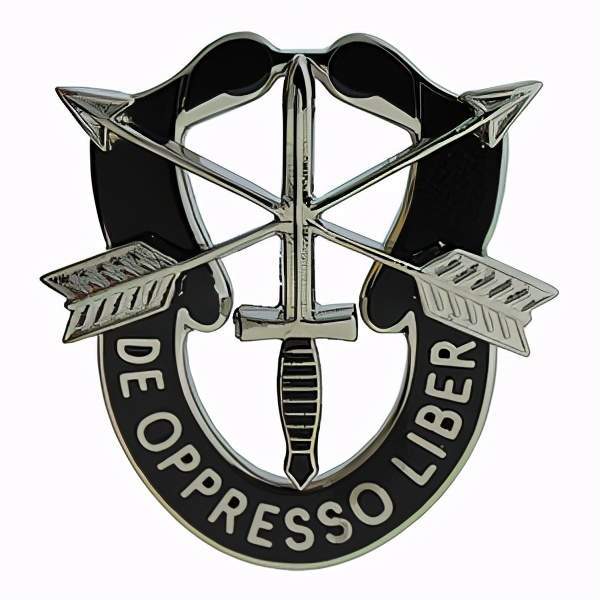 其实,美军特种部队的贝雷帽上的特色部队徽章很好辨认,特种部队徽章