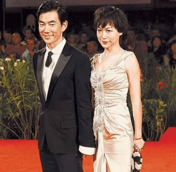 任贤齐与妻子罕同框,牵手逛街似初恋,孩子快成年仍没结婚领证?_陈则妤