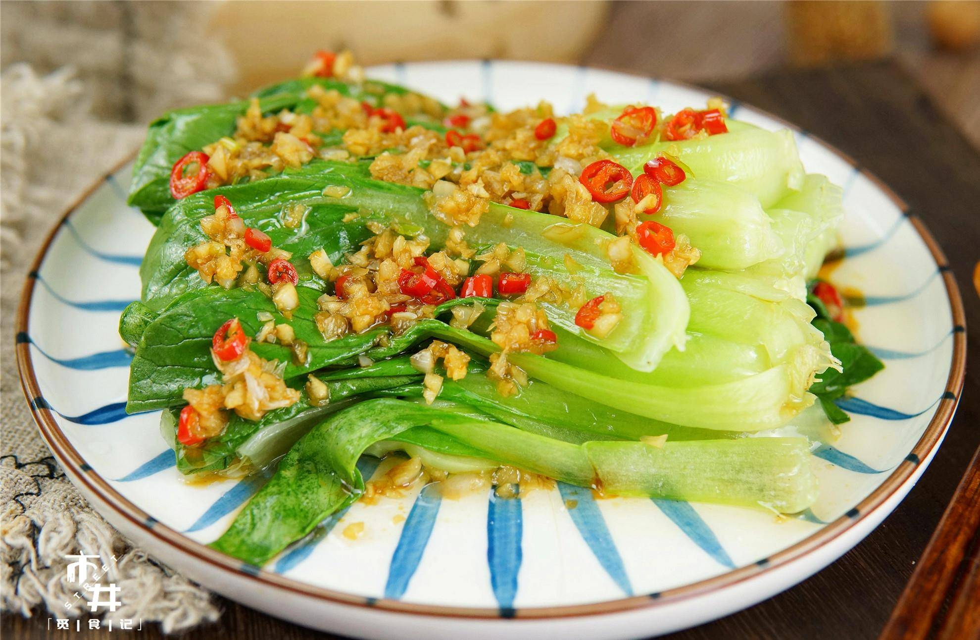 蒜蓉青菜5,晾凉后的鸡腿撕成大块,再加入小葱碎,香菜段,小米椒圈和料