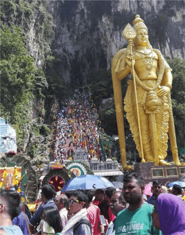 马来西亚“最吓人”的节日，印度人集体自残游大街，游客都惊呆了