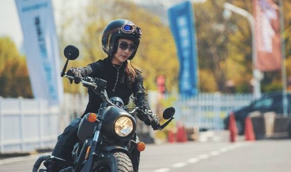 一批摩托现杭州,地位堪比哈雷,入门就得14万,女骑比车还养眼!