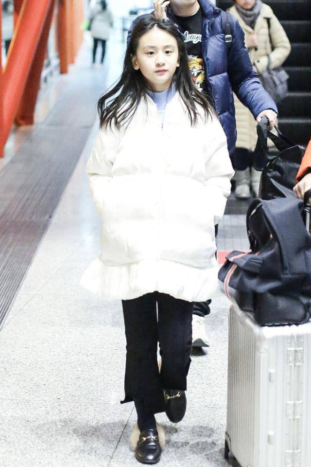 的夹克造型设计,穿着也显得极为的舒适与自在,搭配黑色裤装层次感十足