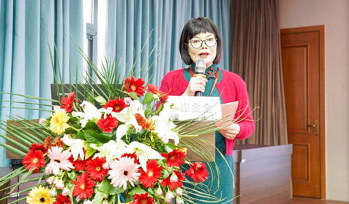 郑州大学第二附属医院妇科一病区名誉主任崔金全教授任大会主持开幕式
