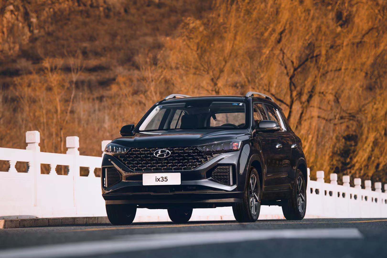 现代ix35(参数|图片)就在前两天刚刚发布了他的中期改款车型——2021