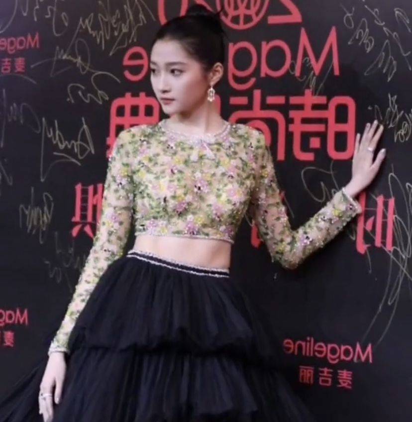 关晓彤穿露脐装现身,谁留意到她的侧身状态?鹿晗功不可没