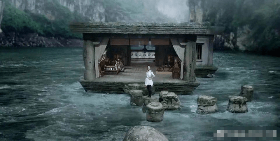 房子和石头,像塑料一样飘在水面上,透着廉价和劣质;四十八寨外的景色