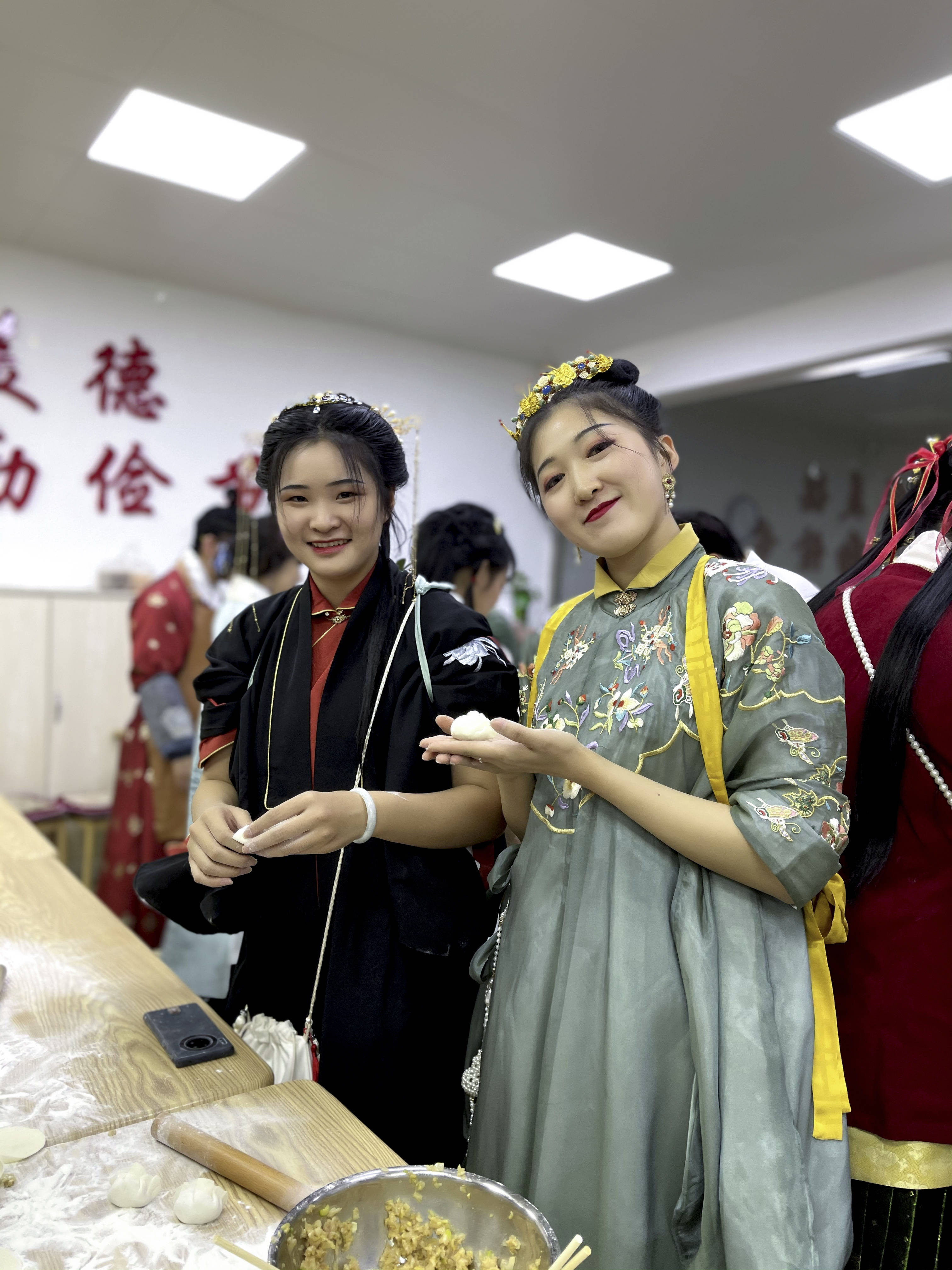 让参与活动的汉服爱好者和居民感受到了别样的节日味道
