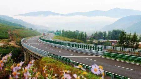 鹤大高速起点在黑龙江省鹤岗市,终点在辽宁省大连市,于2016年10月建成