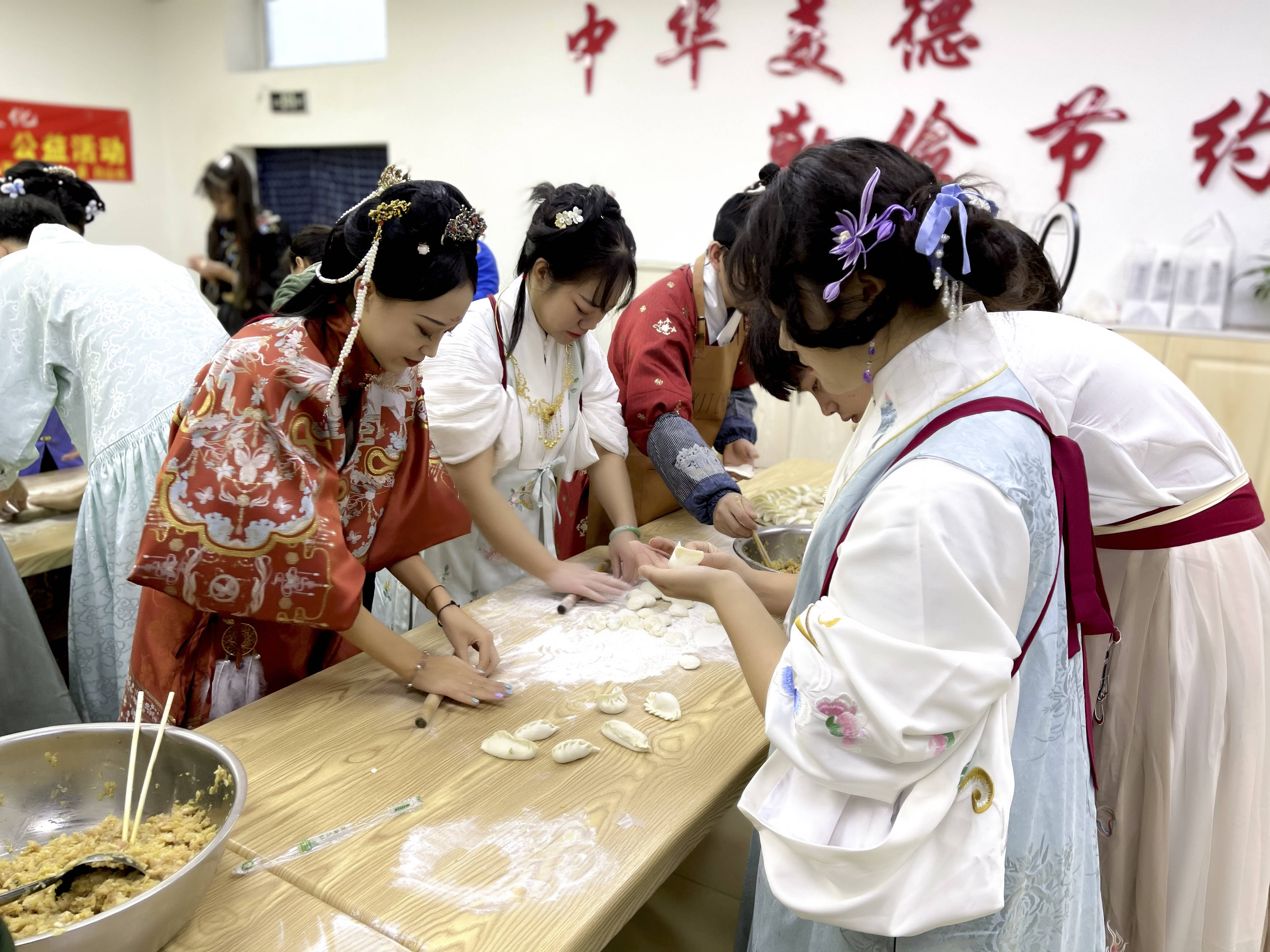 体验传统文化包饺子图片