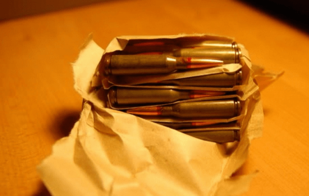 看到这个问题后,相信不少人都会说"木材不会和子弹擦出火花什么的",在