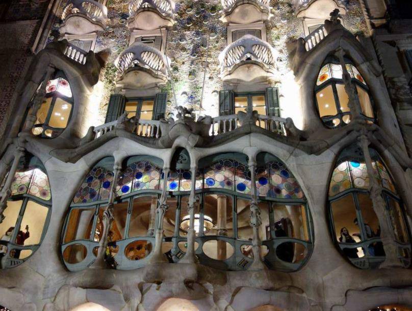 西班牙最魔幻公寓，因屋内造型奇异闻名世界，堪称建筑界奇葩
