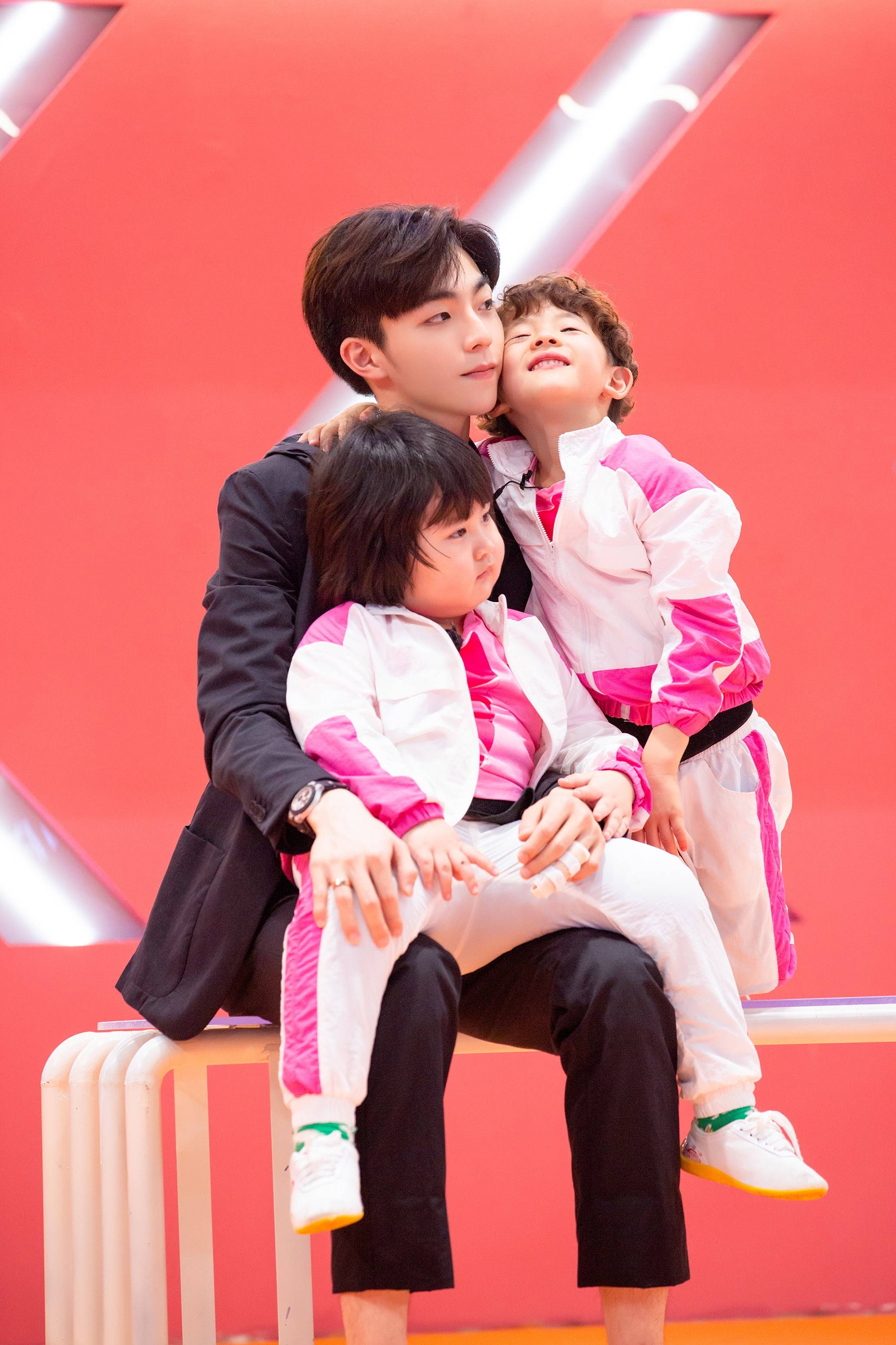 小巨人运动会陈立农汪苏泷黑色西装帅气亮相不舍分别泪洒现场