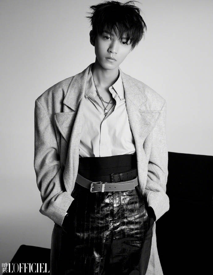 原创王俊凯杂志2021开年刊黑白之间映衬出少年沉稳目光不羁却坚定