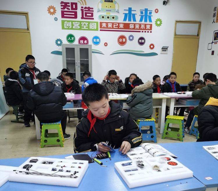 小盖茨机器人助力隆昌市第一届创客机器人比赛圆满成功
